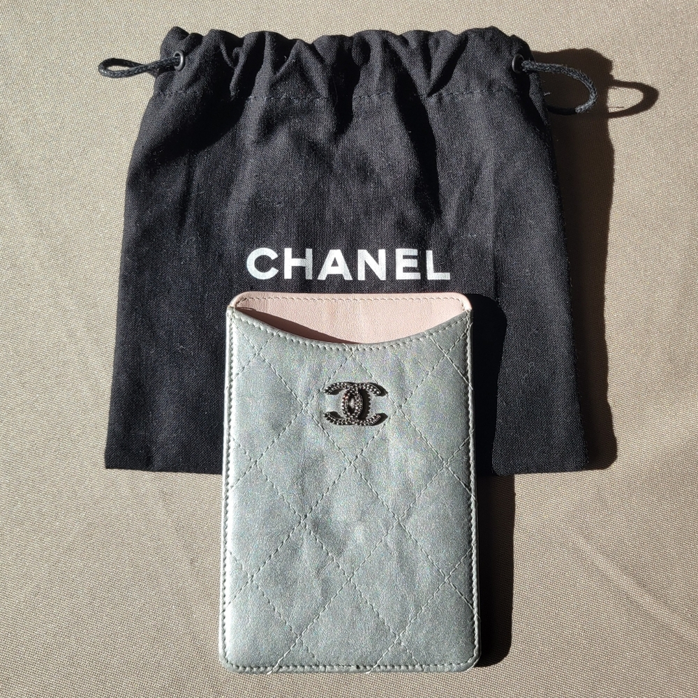 SOLD Chanel Classic Quilted Gray Silver Crumpled Calfskin CC logo Card Holder